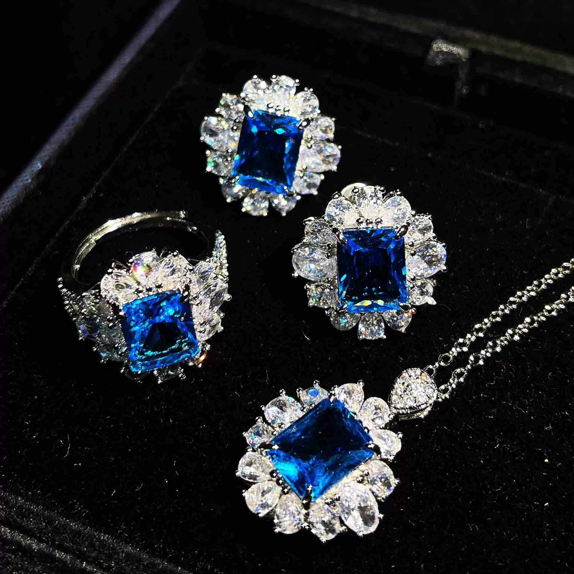 Net Red Live Caibao Set Astche Huang Diamond Topa Blue Agel Powder Diamond Ring Earrings Earrings Pendant Female
