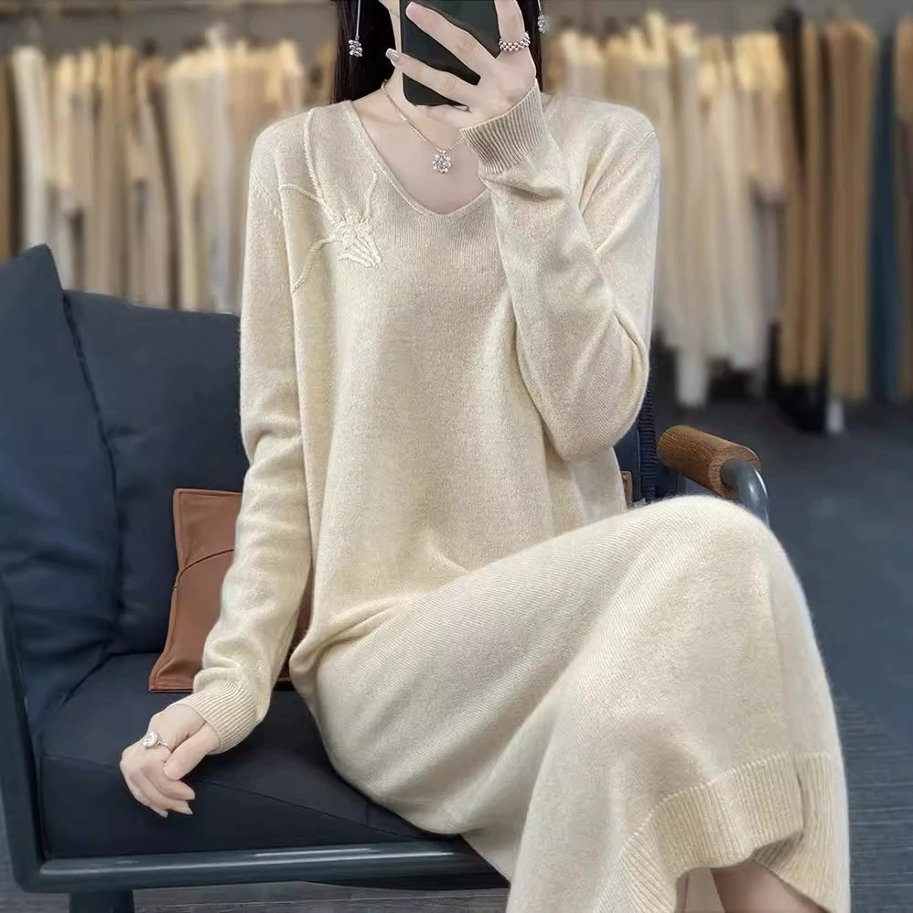 Вышитое платье с V-образным вырезом осенью и зимой новый темперамент элегантный длинный сплошной цвет свободного большого размера с нижней трансграничной вязаной юбкой