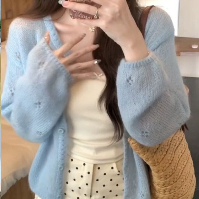 女性の早春の小柄な透かし彫りの短いニットのカーディガンは通勤しています。|undefined
