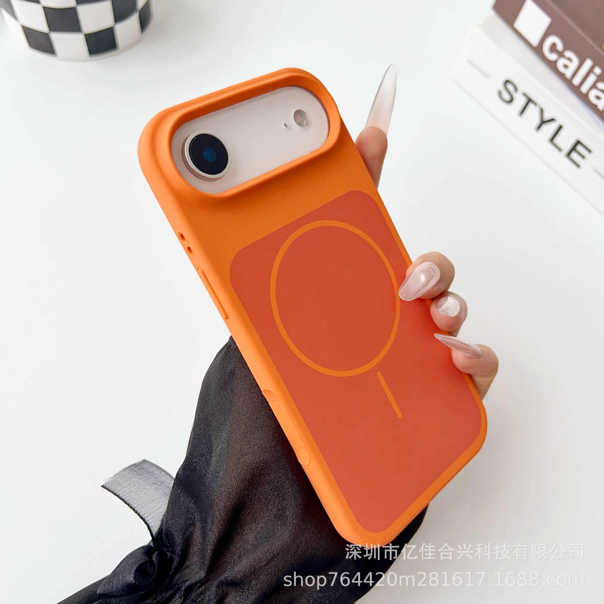 Magnético líquido de dos colores de gran agujero para iPhone17 ProMax 16 segundos de cambio 17 caso anti-caída 13