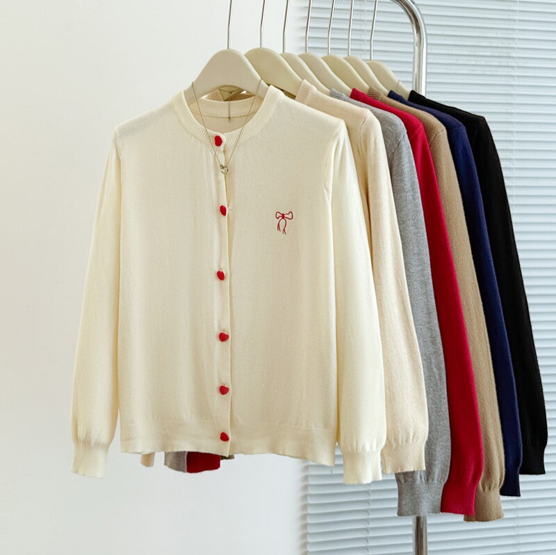 Real shot of autumn and winter oversized core-spun yarn knitted cardigan sweater for women, suitable for both inner and outer wear, with embroidered heart-shaped buttons