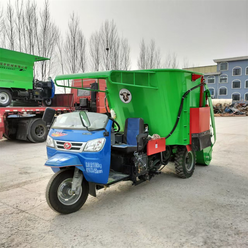 Vehículo diesel de mezcla y lanzamiento de vacas y ovejas, camión de distribución de césped para la agricultura, camión de distribución diesel de tres ruedas
