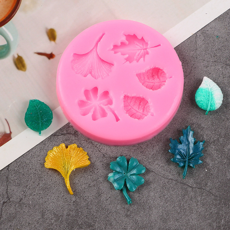いくつかの草の葉のカエデの葉の形の液体のシリカゲルの鋳型のdiyはあめのケーキの石膏をひっくり返してゴムの鋳型を垂らします。|undefined