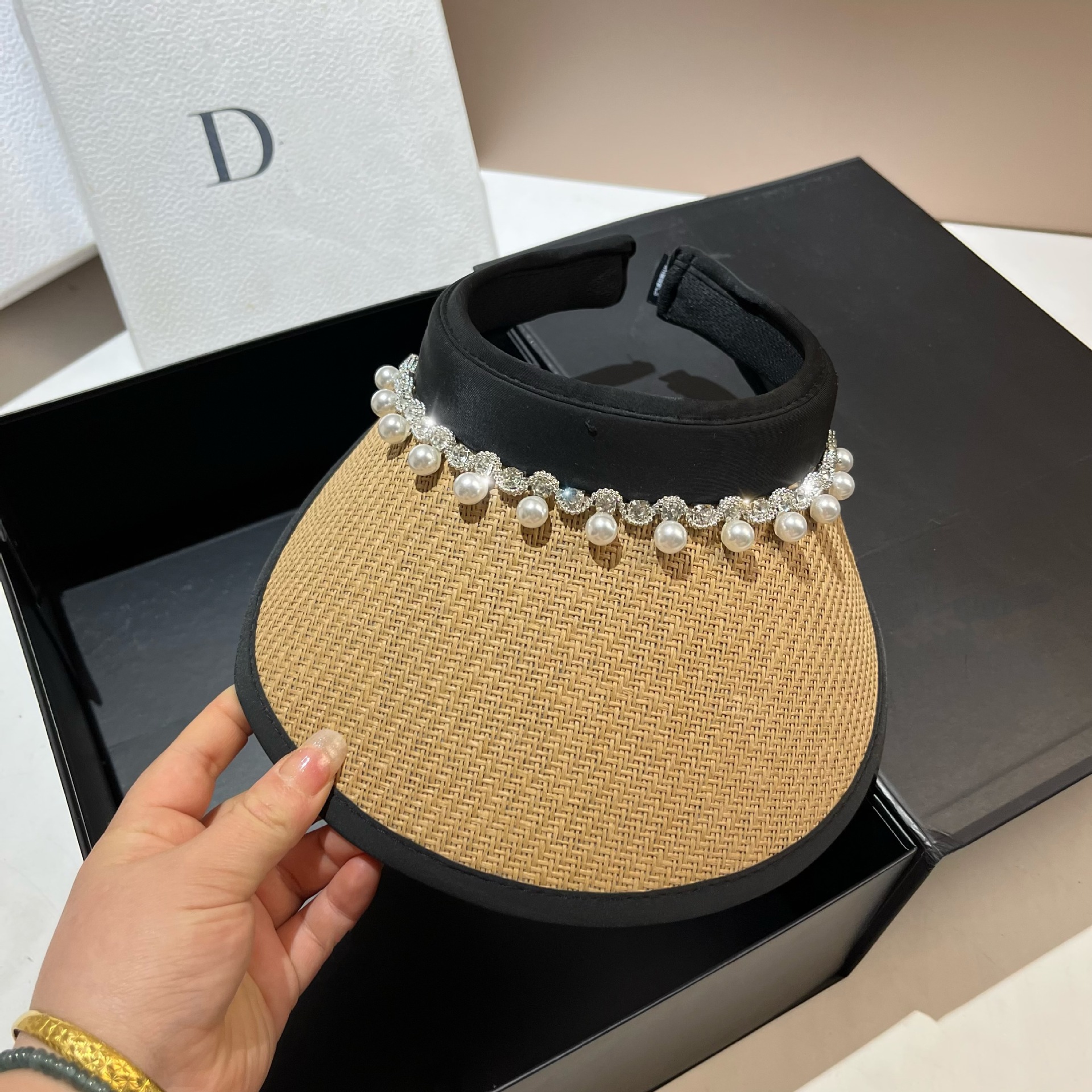 Korean version of Xiaoxiangfeng light luxury pearl rhinestone hollow top for women's summer outdoor travel, lightweight_voghion.com