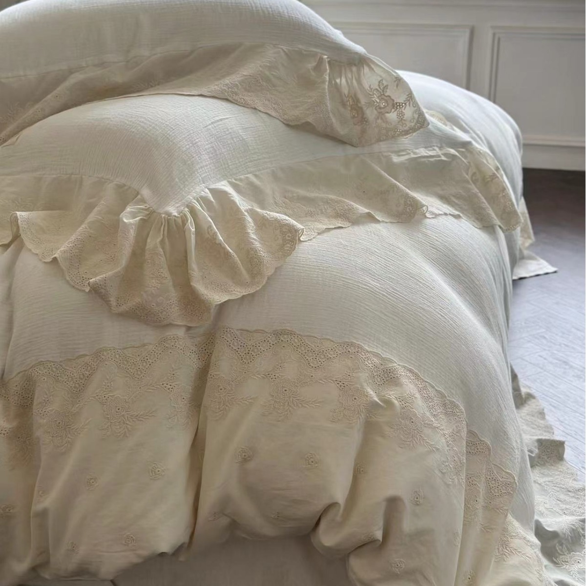 Algodón francés retro de color sólido dobles pliegues colcha de hilo cuatro piezas de encaje bordado de nicho de cama