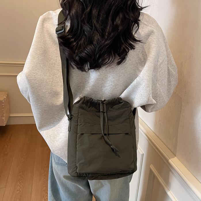 Bolsa de cubo de tela de nylon para damas 2025 nueva bolsa de hombro simple casual de estilo universal bolso de mochila de herramientas ligero