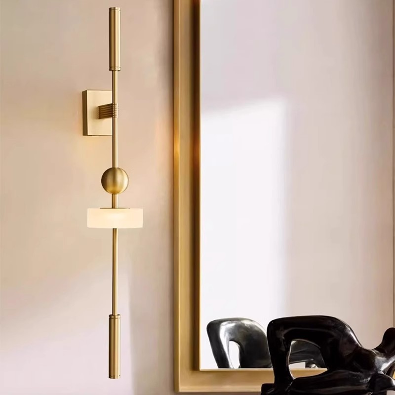 lámpara de pared roja de cobre larga lámpara de pared de sala de estar tipo cama completa lámpara de pared inteligente simple dormitorio lujoso fondo de red de fondo pared de fondo significa alto