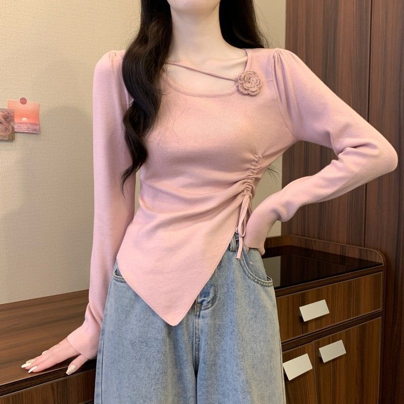ドーパミンの赤い立体花の長袖のニットの女性の早秋の側は縄を引いて腰を収めてやせています。|undefined
