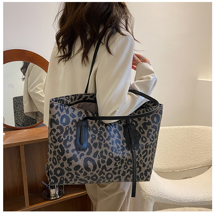 Women's Large Pu Leather Leopard Vintage Style Zipper Tote Bag display picture 8