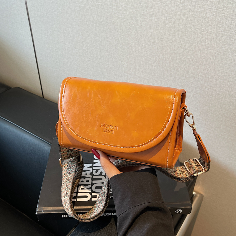 Niche Zhong diseño de hombro mochila 2025 nuevo niche Zhong bolso de moda mujer universal amplio cinturón de hombro bolso de moda
