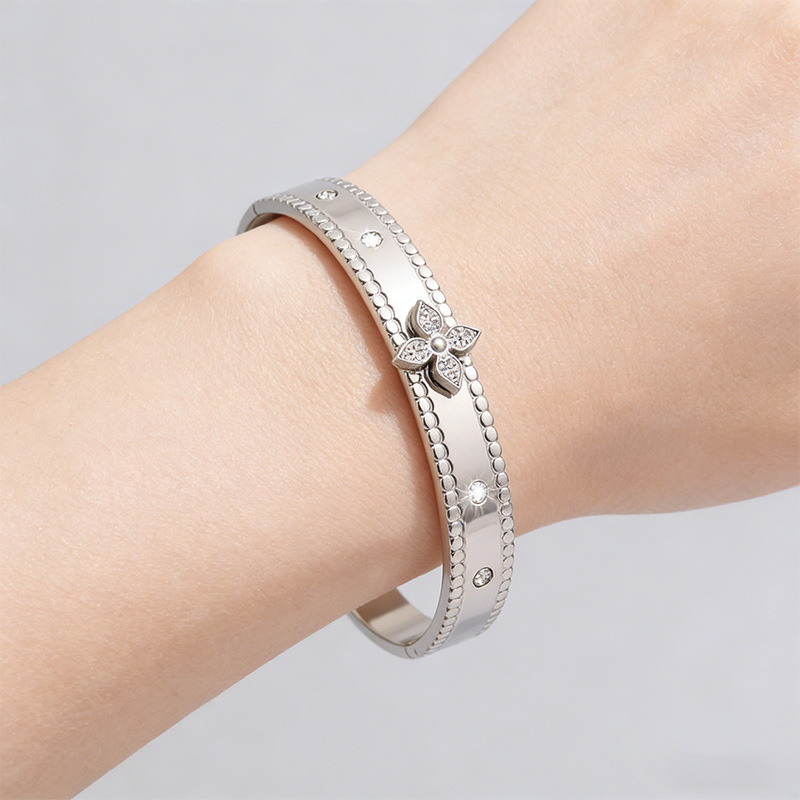 Brazalete de acero inoxidable de cuatro hojas de flores de diamantes de lujo ligero flores no se desvanecen pétalos pareja joyas de brazalete de acero de titanio image 8