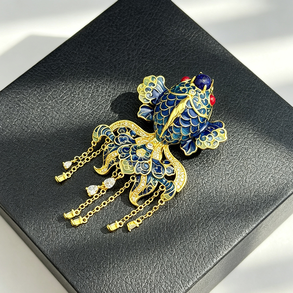 Chinese-style high-end design three-dimensional koi fish tassel brooch, elegant and luxurious, gold and blue enamel pin