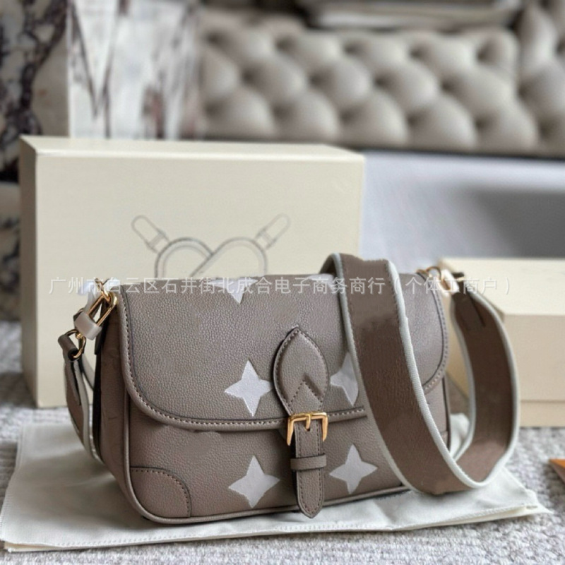 Lujia 高品質 25 新しい本革バゲットハンドバッグ老眼ファッション多用途シングルショルダー脇の下クロスボディ小さな正方形バッグ|undefined