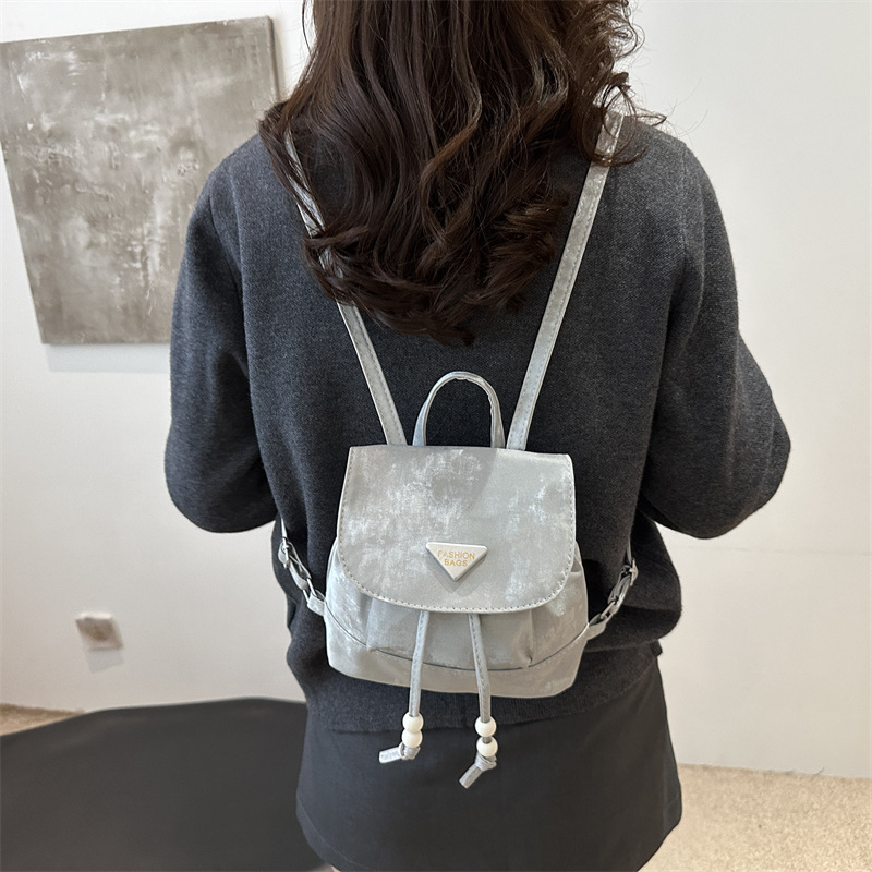 Mochila para niñas 2024 nuevo estilo de diseño de moda nicho mini pequeño blanco ligero lindo mochila de compras