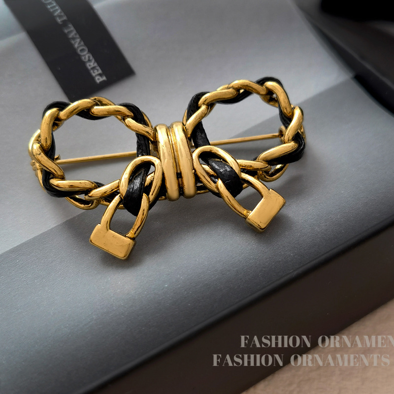 Retro Chanel style chain bow style brooch decoration personality trendy new suit sweater accessories 2210