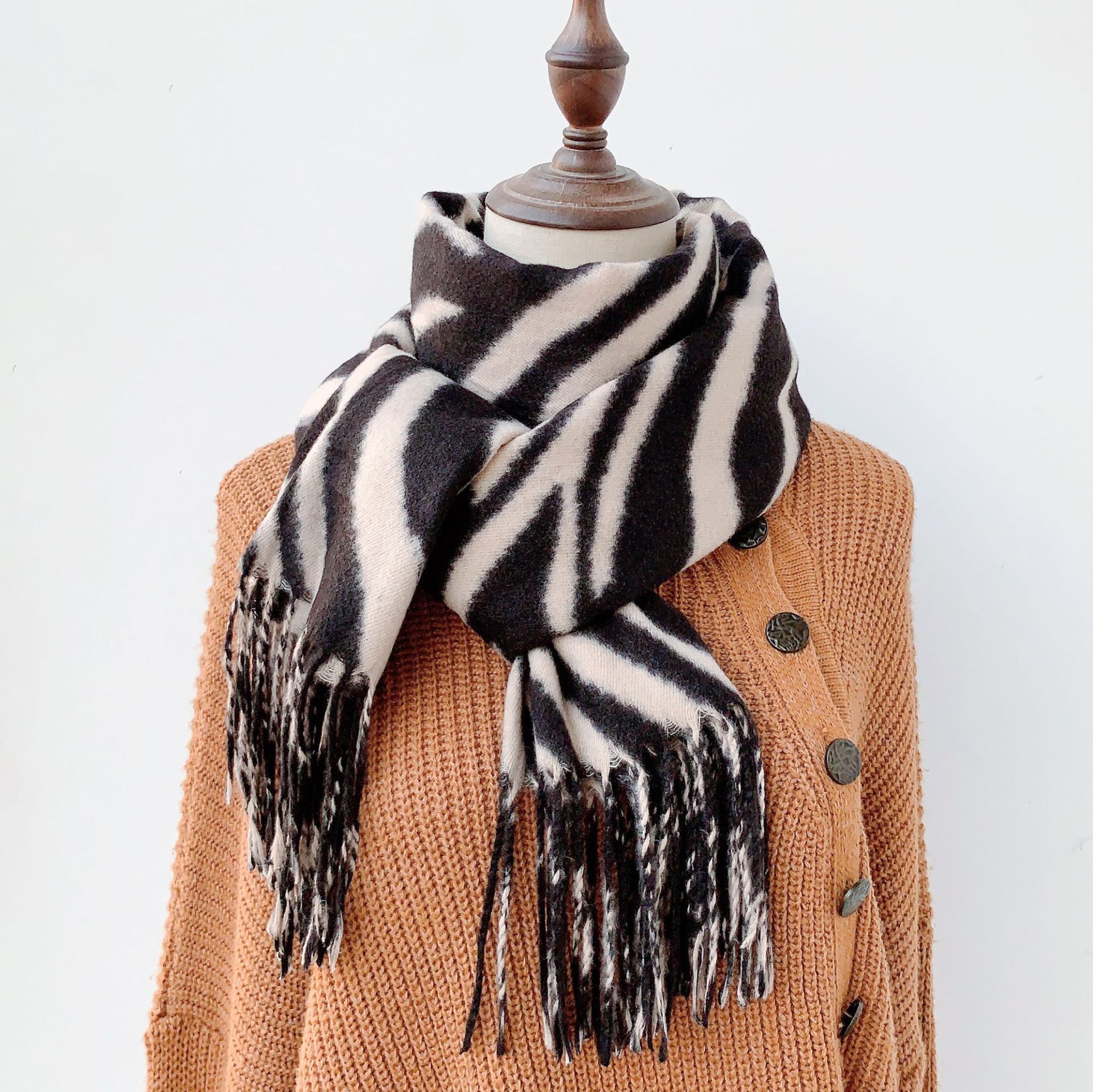 Women's Vintage Style Color Block Imitation Cashmere Printing Scarf display picture 7