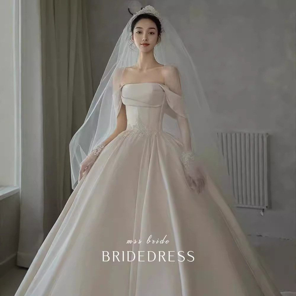 Vestido de novia principal al estilo de Gao Luo, nuevo modelo 2026, estilo retro francés de satén con hombros descubiertos para novias pequeñas, disponible para venta al por mayor.