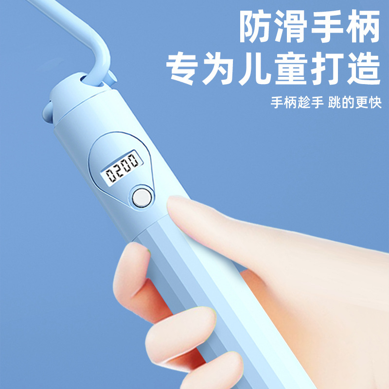 卸売りの子供は縄跳びの専用の縄を数えます。|undefined