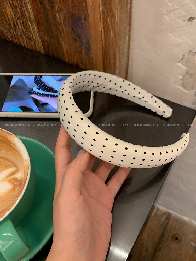 White wide edge polka dots, about 3cm wide