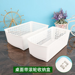 病院の薬局用の貯蔵かごの注射剤の点滴瓶の薬品は収納箱の看護師の駅のテーブルの上でかごを整理します。