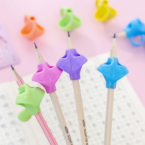 Pen holder children's pen grip corrector kindergarten beginner primary school student pen control pen holding posture correction training device