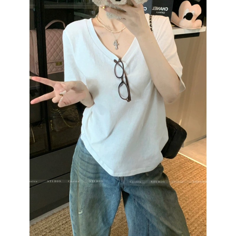 Реальный снимок, реальная цена, белая женская футболка с v-образным вырезом, свободным правым плечом и короткими рукавами, базовый низ из чистого хлопка, универсальный топ в ленивом стиле.