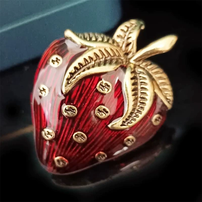 Fashion Retro Enamel Strawberry Brooch Special Craft Plant Fruit Corsage Sports Top Accessories Spot Wholesale