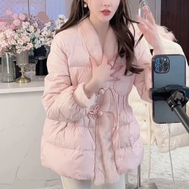 轻奢盘扣粉色羽绒服女冬季新款刺绣仿狐狸毛收腰加厚粉红色浅绿色