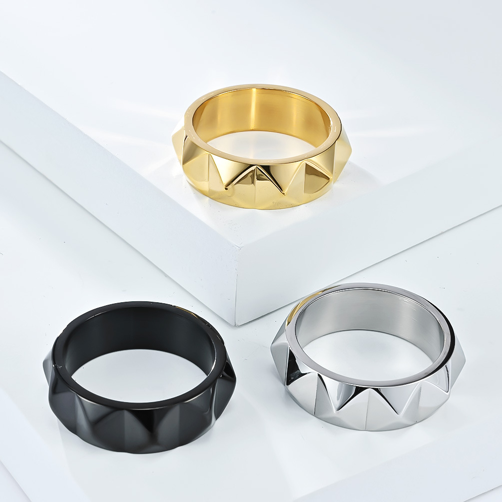 Ring van titaniumstaal voor heren met kegelvormig design_voghion.com