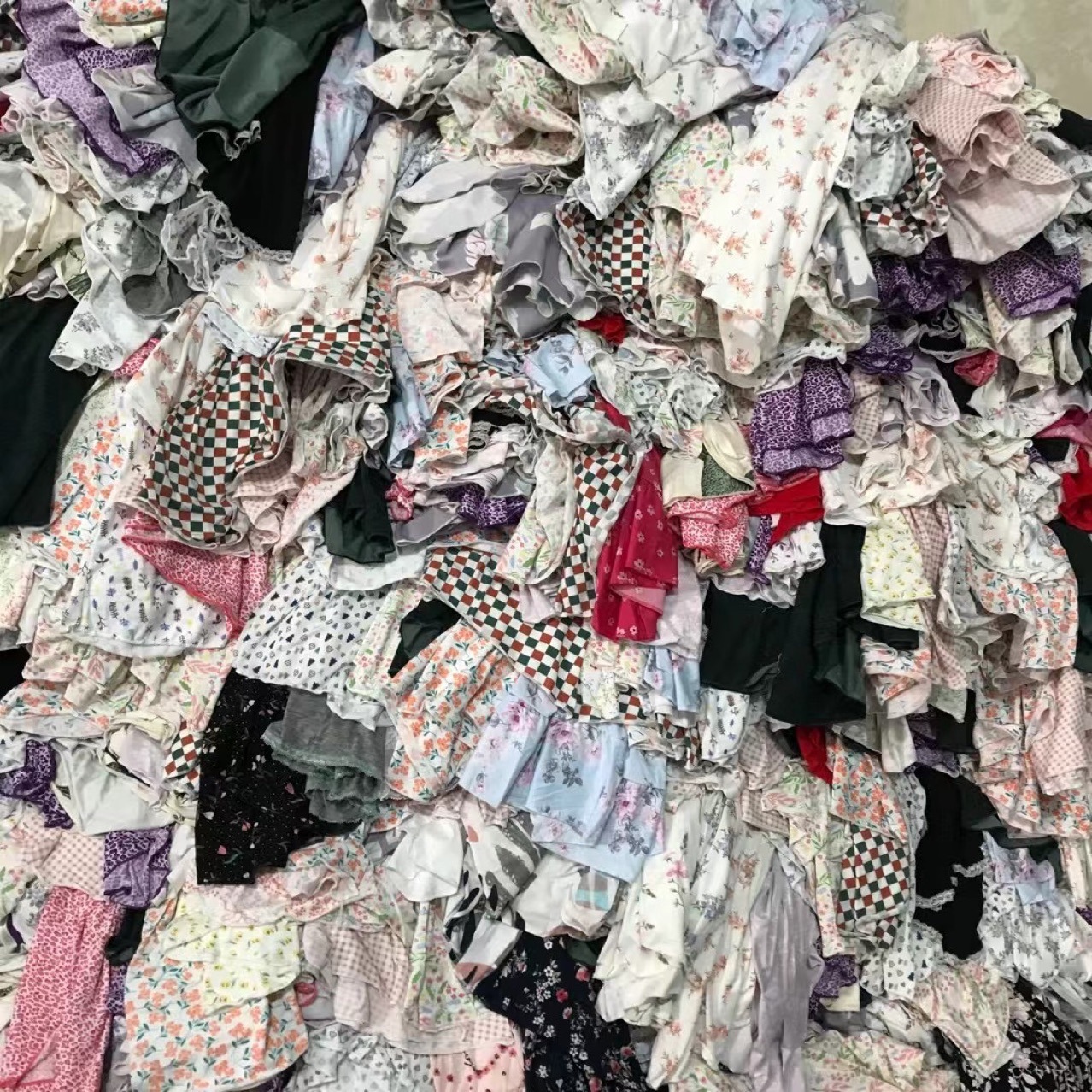 Inventario de fábrica Camisón de cola Ropa abigarrada Ropa variada de cuatro estaciones Liquidación barata Venta al por mayor de manga corta