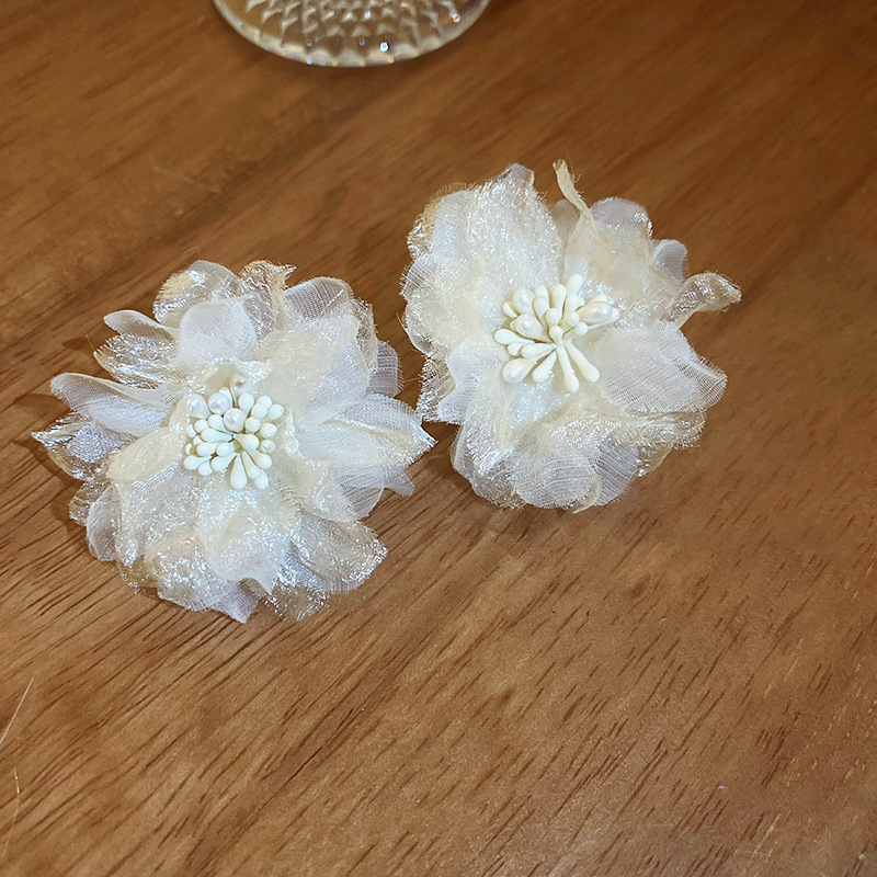 Pendientes de estambre de malla de flor de aguja de plata Pendientes coreanos pequeños frescos de alta gama Pendientes dulces de súper hadas de verano al por mayor