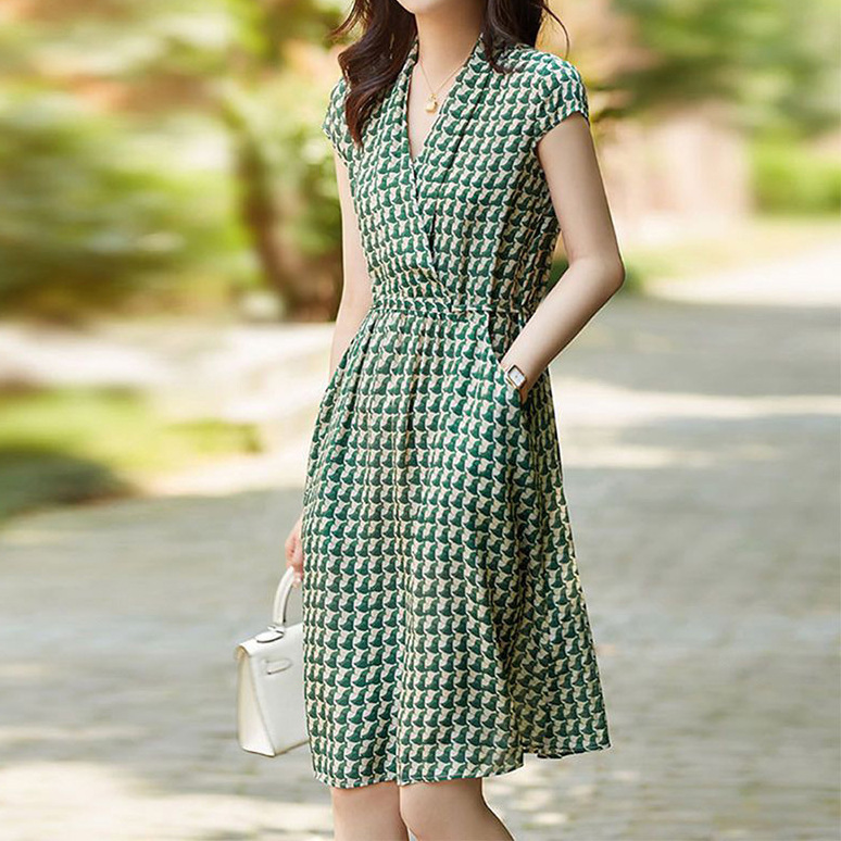 High-End French-Style Age-Reducing Silk Dress, Real Silk Dress, 2026 Summer New Model, Elegant V-Neck, Waist-Cinching, Slimming