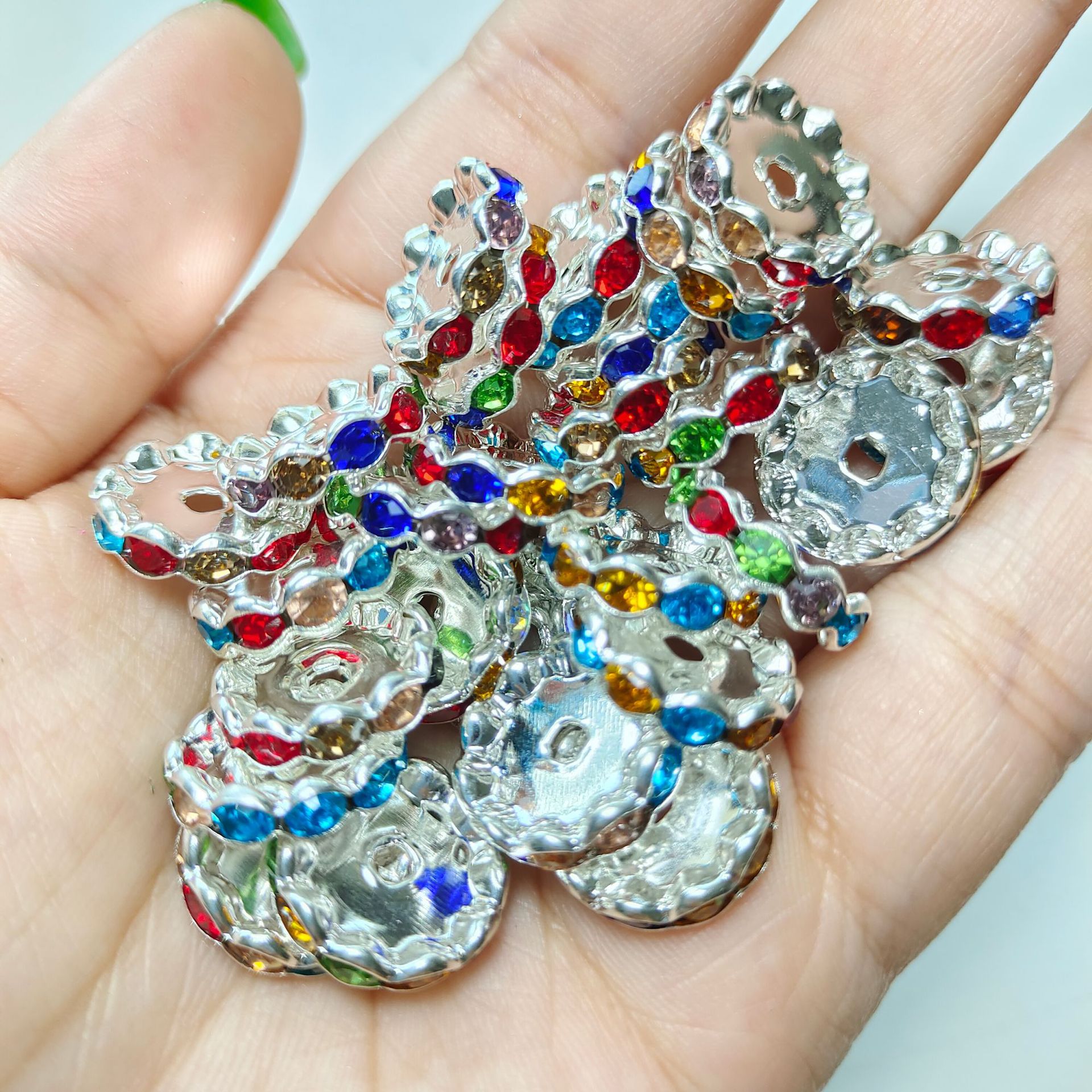 国境を越えて人気のある15mm銀色のビーズを隔てた円形のドリルリング車の輪の波の縁にドリルの部品を入れます。