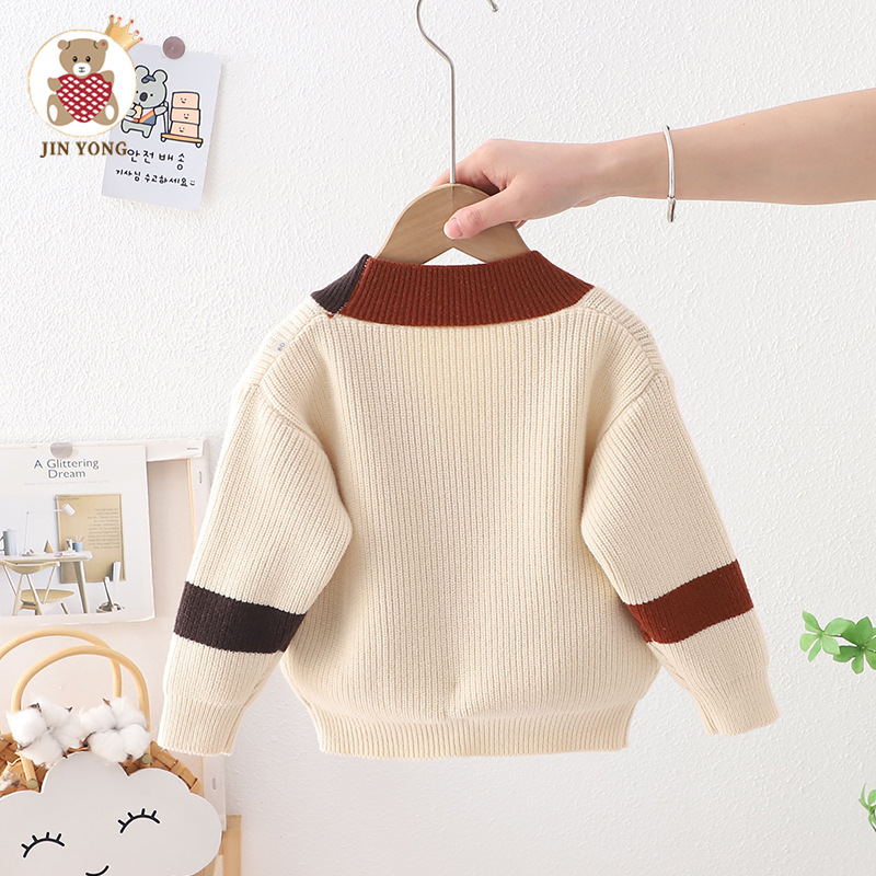 2024 Nuovo maglione lavorato a maglia per bambini, cappotto con orsetto, bottoni in alto, cardigan morbido con giunture colorate a contrasto, edizione coreana_voghion.com