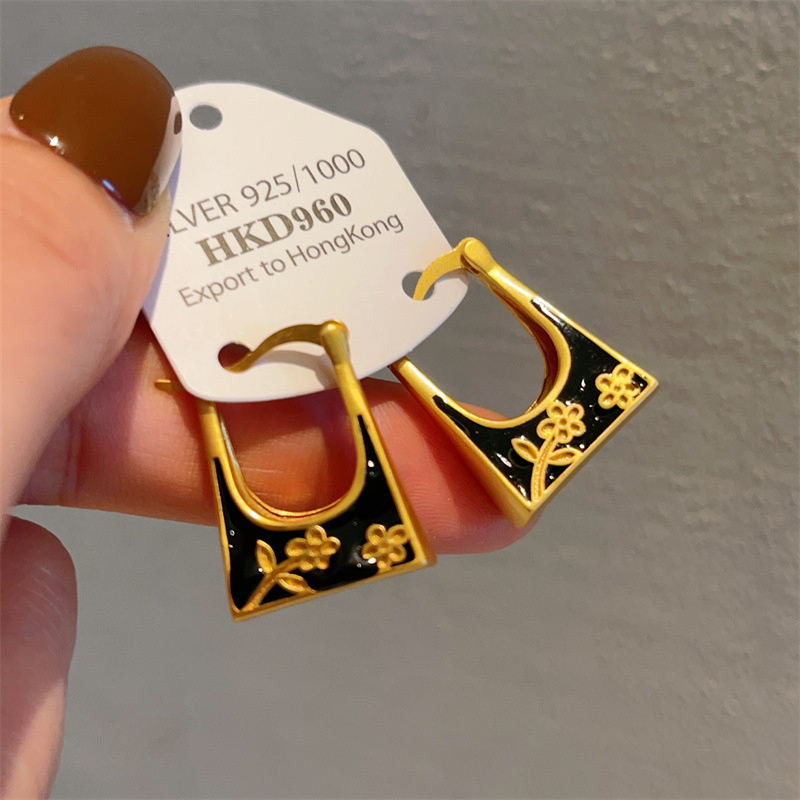 1 Fall & Winter Accessories display picture 3