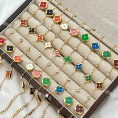 新しい四花の貝の母のブレスレットのネックレスのピアスのセットは色を保証します。