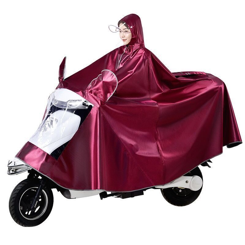レインコートの電気自動車専用レインコートを大きくして、男性女性のシングル二人のバイクに乗って全身豪雨を防ぐ|undefined