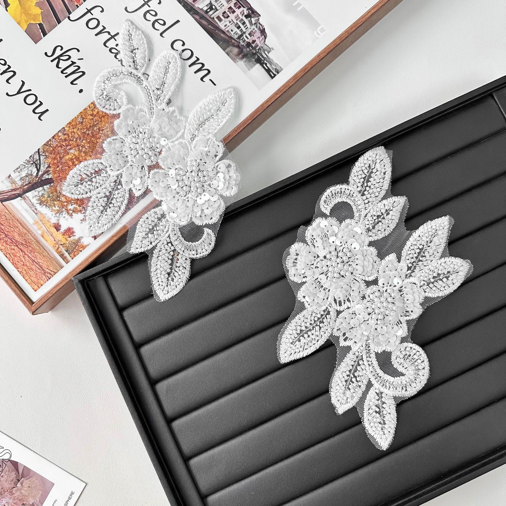 Exquisito encaje floral blanco con ribete de encaje 3D de 21 cm de largo para decoración de ropa, abrigos y mangas.