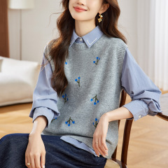 メーカー直販ニットベスト秋服女性の新デザイン感vネックボタンがゆったりしています。