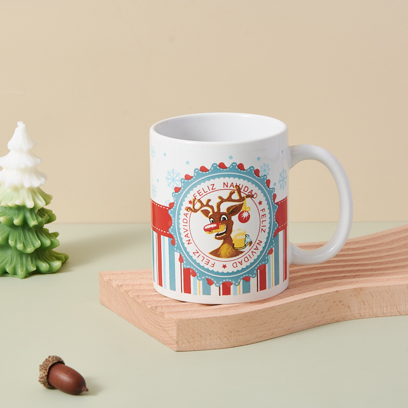 Comercio exterior al por mayor varios estilos de tazas de cerámica de Navidad juegos de regalo de mano de vacaciones tazas de café caseras tazas de agua
