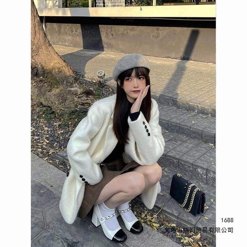 Chanel-style white wool coat, autumn/winter 2026 new style, petite, thickened wool suit jacket, women's short style.