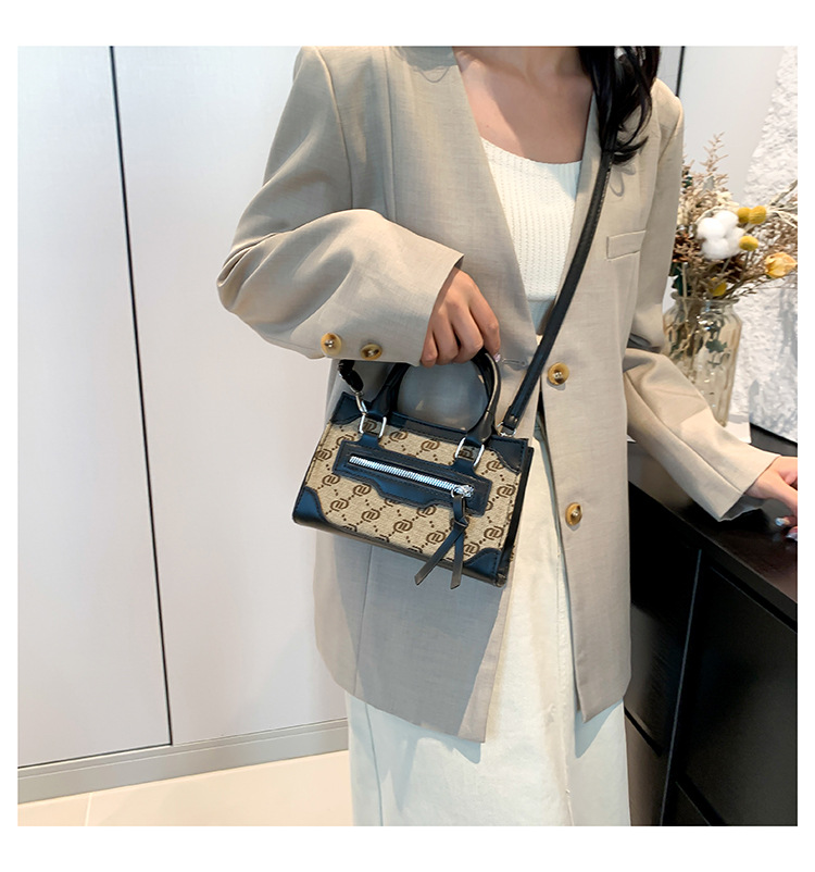This stylish single-shoulder handbag, with a simple and casual texture, is a new Korean style crossbody small square bag for women in the autumn of 2024 undefined