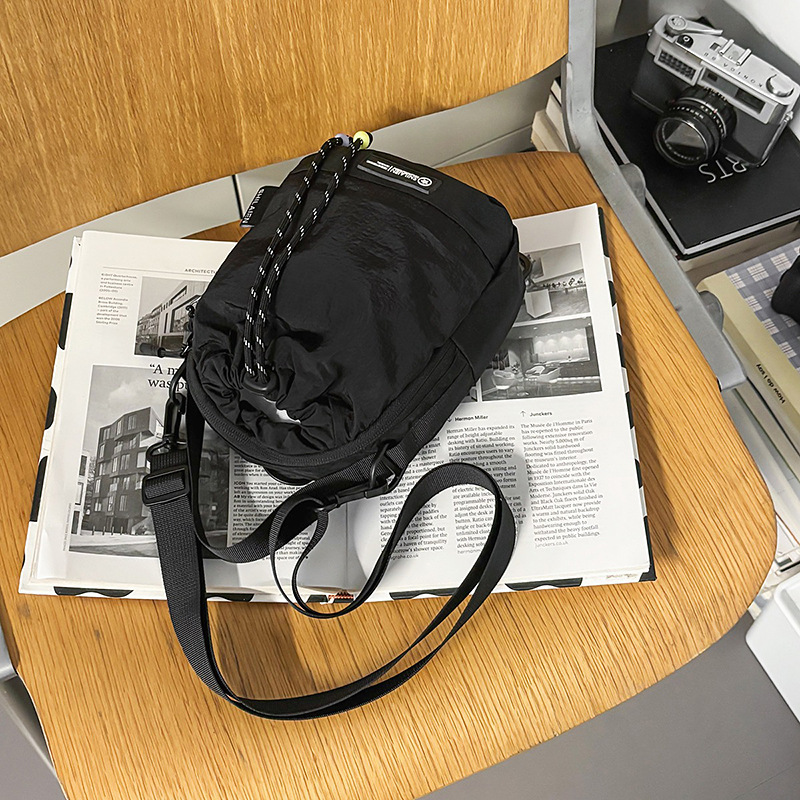 2025 夏の新製品軽量アウトドアハイキングショルダークロスボディ携帯電話バッグ女性のポータブルウォーターボトルバッグ多目的バックパック|undefined