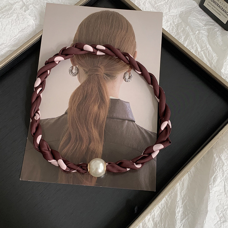 Pañuelo de seda con collar de perlas tortas Primavera y verano Nuevos productos Temperamento de moda Decoración multifuncional Pañuelo de seda con hebilla magnética para mujer