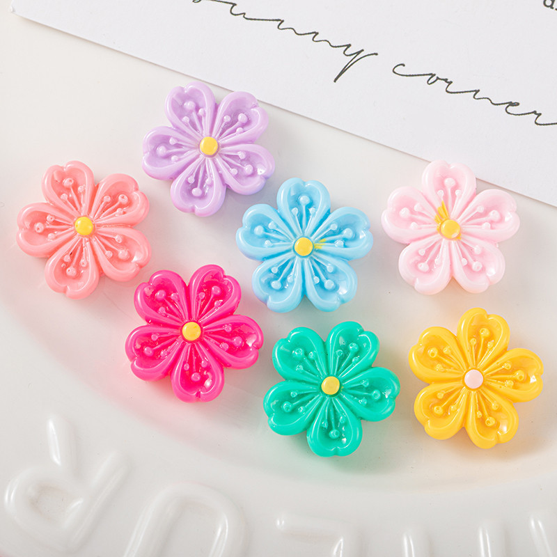 Venta directa de fábrica de cinco pétalos serie flor de cerezo accesorios de resina flor corazón Bud serie fresca crema más parche de horquilla