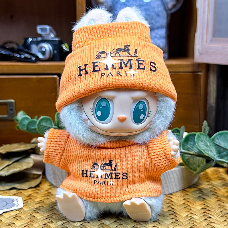 Labubu se sienta en la fiesta, ropa de bebé, caja ciega de primera generación, ropa de bebé Labubu, ropa de tela rabble, cara de vinilo de felpa