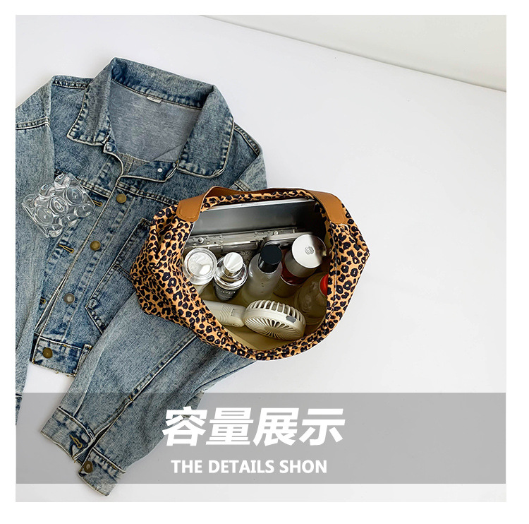 A new minimalist canvas bag with a large capacity in Korean fashion, a leopard print commuter single-shoulder crossbody bag undefined