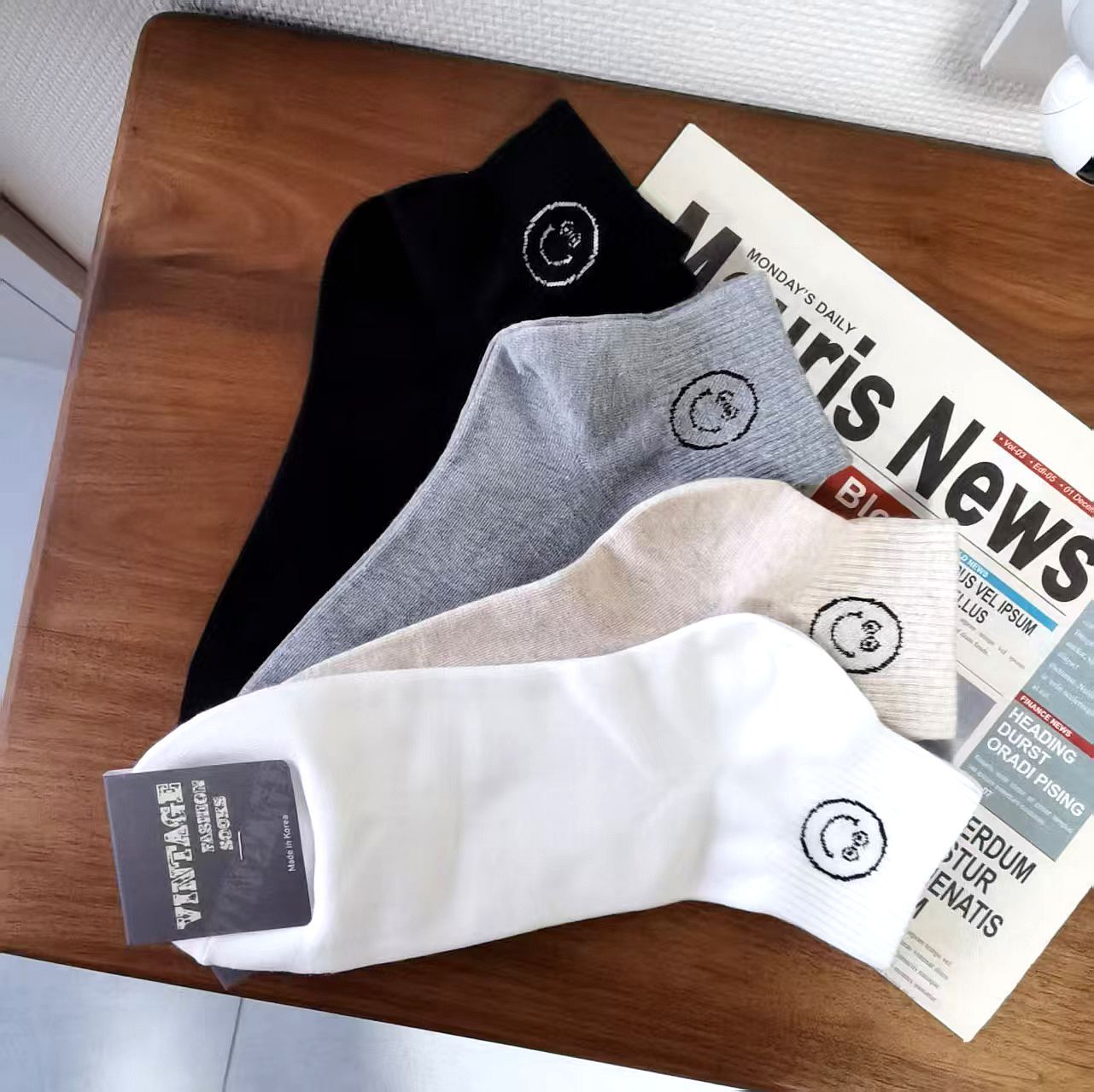 Cross-border generation hair thin cotton men's socks commuter sports black and white simple smiley face low-cut shallow ETNA South Korea socks