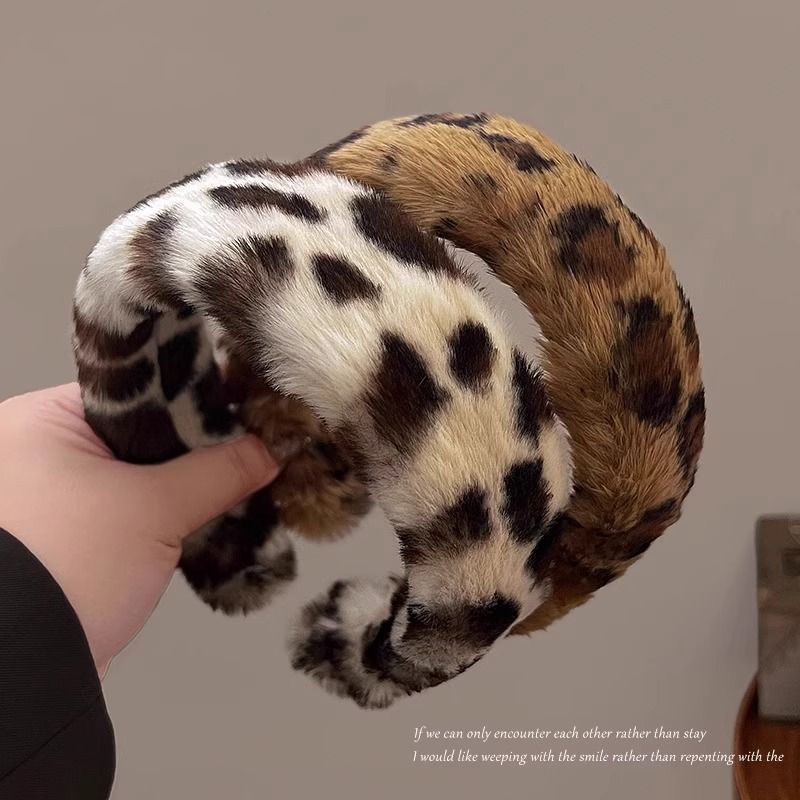 Leopardo coreano de peluche correa de cabello para mujeres alto cráneo superior red roja de alta sensación de cabello de conejo borde ancho correa de cabello adornamiento de invierno otoño