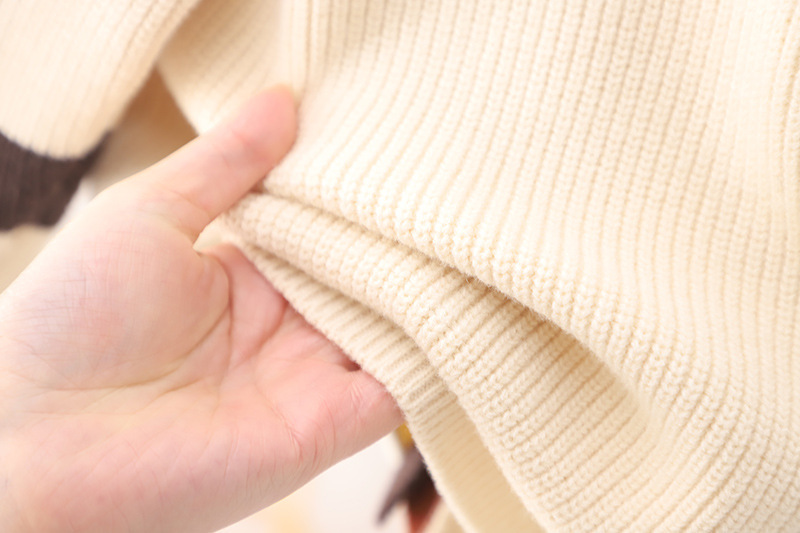 2024 Nuovo maglione lavorato a maglia per bambini, cappotto con orsetto, bottoni in alto, cardigan morbido con giunture colorate a contrasto, edizione coreana_voghion.com